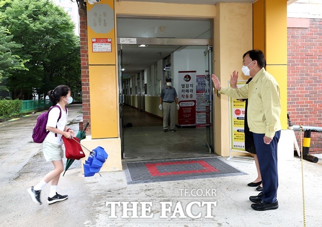 설동호 대전시교육감이 24일 대전어은초등학교에서 등교하는 학생에게 손인사를 하고 있다. / 대전시교육청 제공