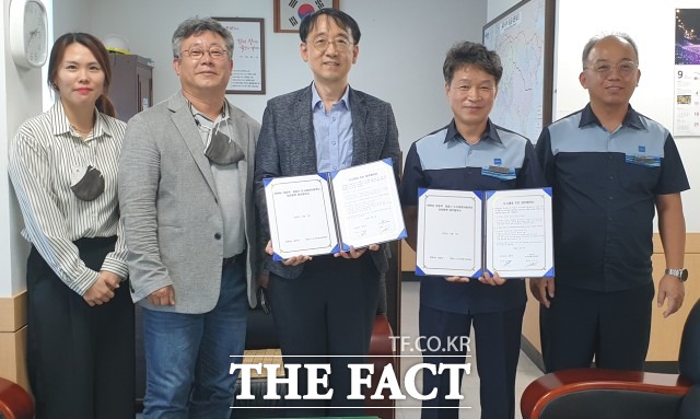 조인석 센터장은 “이번 협약을 시작으로 양 기관의 지속적인 교류가 이루어지길 바란다”며 “그동안 낙후됐던 정읍역 일대를 활성화해 도시재생사업의 모범사례가 될 수 있도록 노력해 나가겠다”고 말했다. / 정읍시 도시재생지원센터 제공