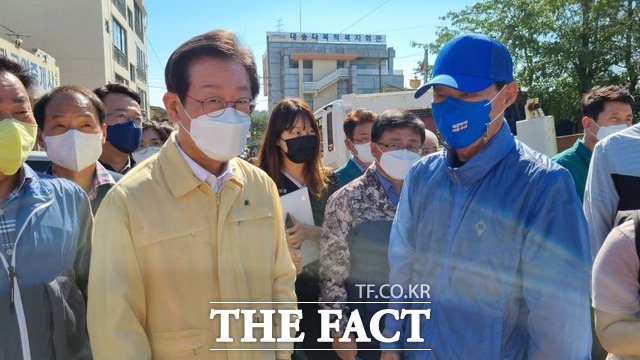 7일 오전 이재명 더불어민주당 대표가 전날 태풍 ‘힌남노’로 인해 다수의 인명참사가 난 포항을 방문해 특별재난지역 선포가 되도록 하겠다고 강조했다. / 포항 = 안병철 기자
