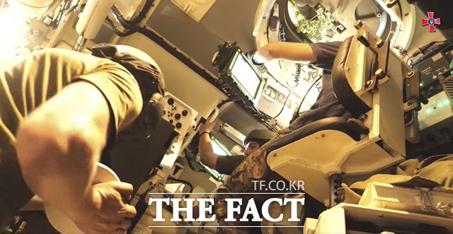 크랩 자주포 포탑에서 우크라이나 군인들이 포탄 발사를 하고 있다. /우크라이나육군 페이스북 동영상 캡쳐