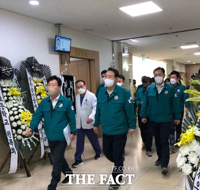 7일 오후 5시쯤 윤석열 대통령은 포항 아파트 지하주차장에서 사망한 피해자들이 안치된 포항성모병원을 찾아 조문했다. / 포항 = 안병철 기자