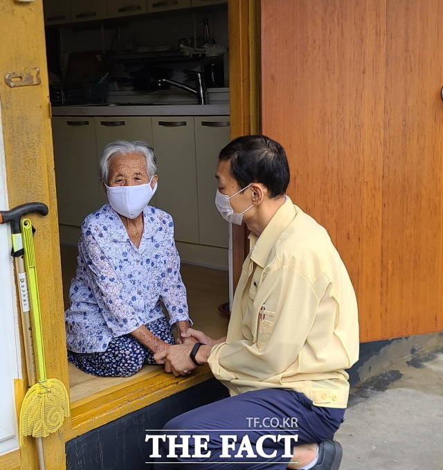 담양군은 돌봄 사각지대에 놓인 독거노인의 고독사 방지를 위한 선제적 대응으로 노인돌봄을 강화한다고 7일 밝혔다./담양군 제공