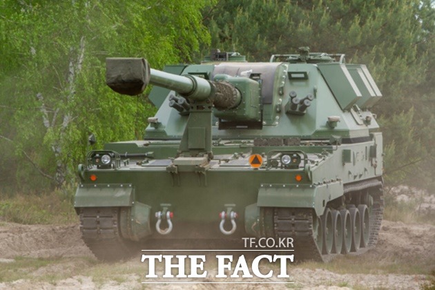 폴란드가 48문을 추가 발주한 자주포 크랩. 한국의 명품 자주포 K9 썬더 차체위에 영국 AS-90 자주포 포탑을 결합한 자주포다./우크르인폼넷