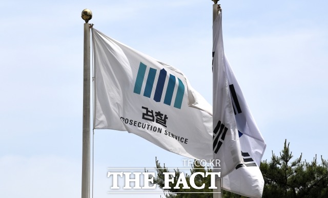 쌍방울그룹 비리 의혹을 수사하는 검찰이 경기도청을 압수수색하고 있다./더팩트 DB