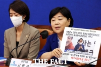  서영교, 尹 장모 관련 '김선교 허가' 피켓 들고 강력 수사 촉구 [TF사진관]