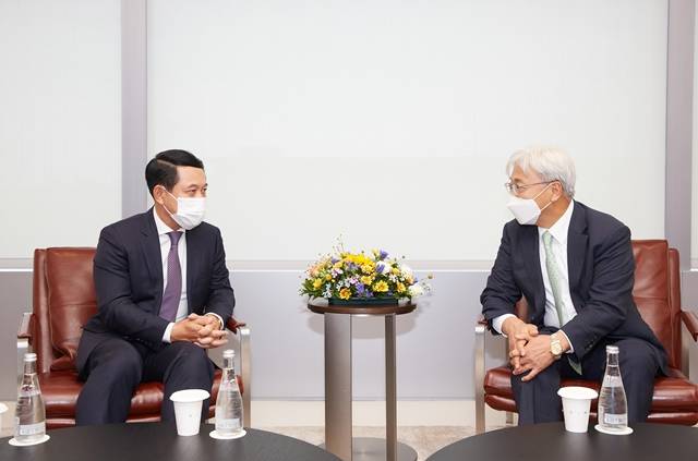 이인용(오른쪽) 삼성전자 CR담당 사장이 지난 7일 경기도 수원시 삼성 디지털시티에서 살름싸이 꼼마싯 라오스 부총리 겸 외교장관을 만나 대화를 나누고 있다. /삼성전자 제공
