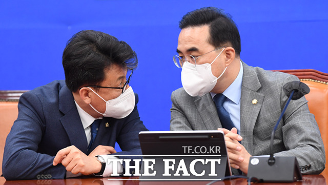 진성준 원내수석부대표(왼쪽)와 박홍근 원내대표가 대화하고 있다.