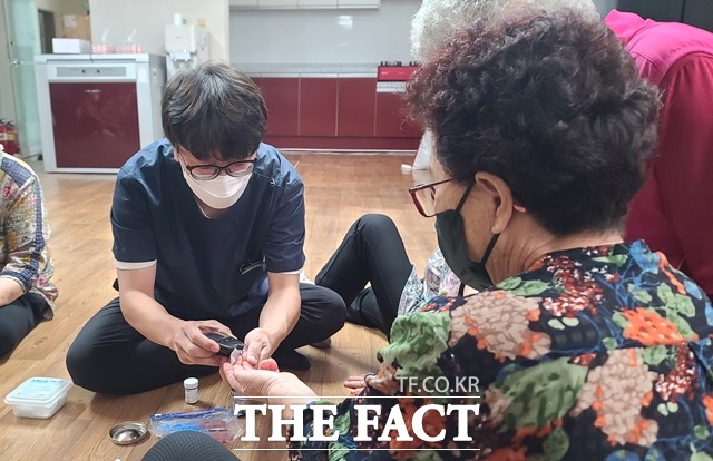 천안 다정의원 의료복지 사회적협동조합이 추석 명절을 앞두고 두정동에 위치한 경로당을 방문해 ‘찾아가는 경로당 무료의료봉사’ 활동을 펼쳤다. / 천안다정의원 제공