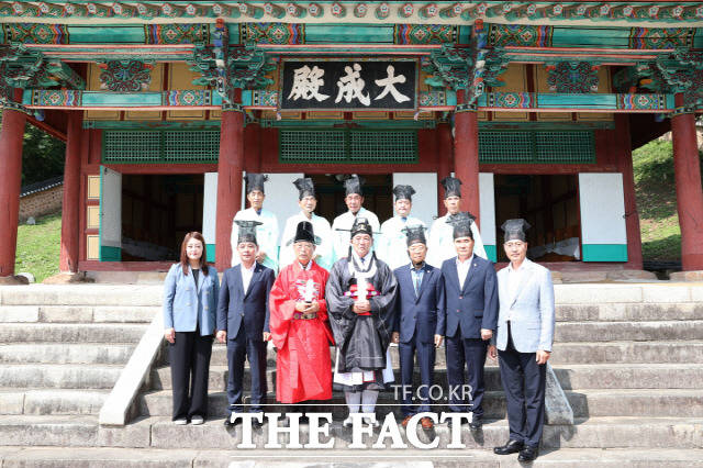 김석순 해남군의회 의장이 고유례를 끝내고 동료 군 의원들과 기념촬영을 하고 있다./해남향교 청년유도회 제공