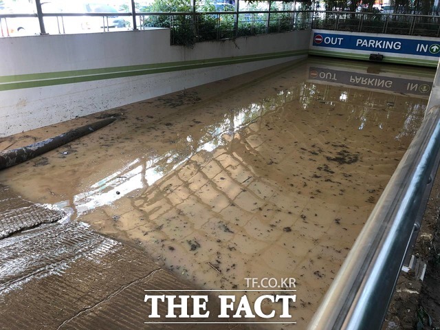 포항시 남구 오천읍 아파트 지하주차장 입구가 물에 잠겼다. /경북소방본부 제공