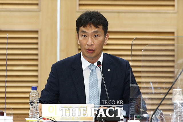 이복현 금감원장은 8일 IBK기업은행, 미래에셋증권, KB손해보험, 신한카드 등 4개사 및 한국구세군과 함께 서울 양천구 신영시장을 방문했다. 사진은 지난달 11일 이복현 금융감독원 원장이 국회 의원회관에서 열린 국민의힘 제3차 민·당·정 정책간담회와 디지털자산특별위원회 출범식에서 인사말을 하고 있다. /국회=남윤호 기자(현장풀)