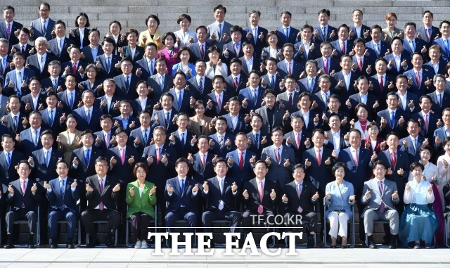 여야가 추석 밥상머리에 민생이 아닌 정쟁을 올렸다. 국회의원들의 명절 수당을 보면 이들이 국민 먹고사는 문제에 관심 없는 이유가 짐작이 간다는 지적이 나온다. /이새롬 기자