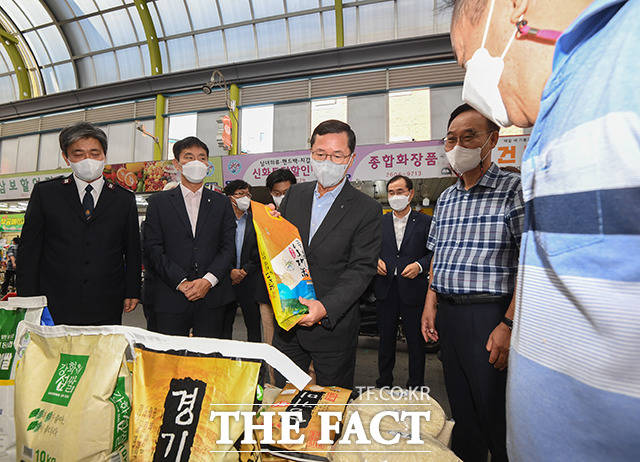 임영진 신한카드 사장이 양천구 신영시장에서 지원 물품인 쌀을 구매하고 있다.
