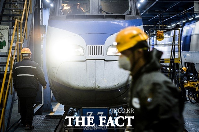 KTX에 대한 정비를 하고 있는 모습 / 코레일 제공