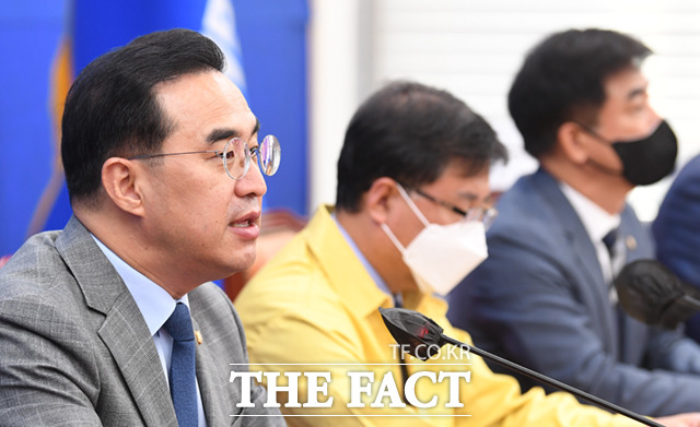 박홍근 더불어민주당 원내대표가 검찰의 야당 대표와 의원들 기소와 관련해 중단을 촉구하고 있다.