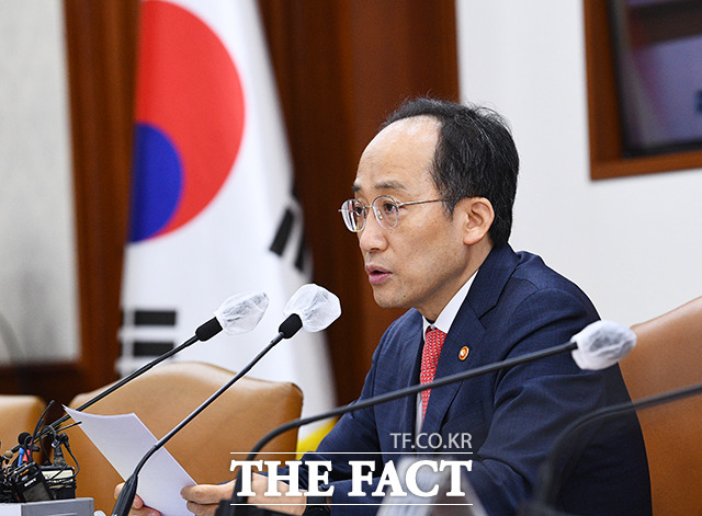 경호 부총리는 8일 정부세종청사에서 비상경제장관회의에서 내년 예산 가용재원의 97%를 사회적약자 지원에 사용하겠다고 밝혔다. 사진은 추경호 부총리가 5일 오전 서울 종로구 정부서울청사에서 열린 경제 규제혁신 TF회의에 참석해 모두발언을 하고 있다. /이동률 기자