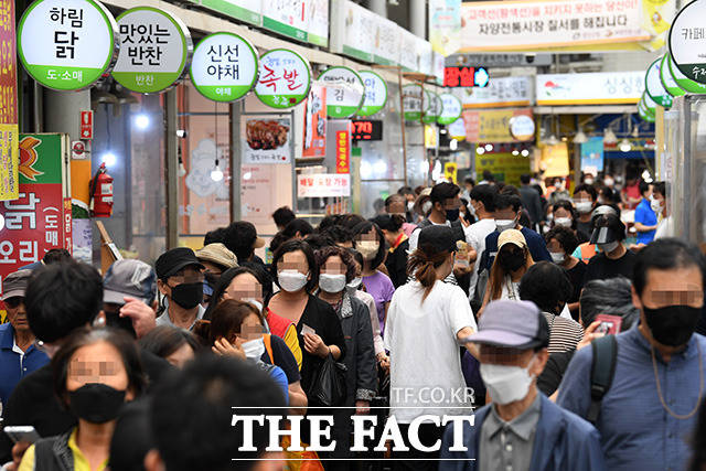 추석 연휴를 하루 앞둔 8일 오후 서울 광진구 자양전통시장이 제수용품을 구매하기 위한 시민들로 북적이고 있다. /남용희 기자
