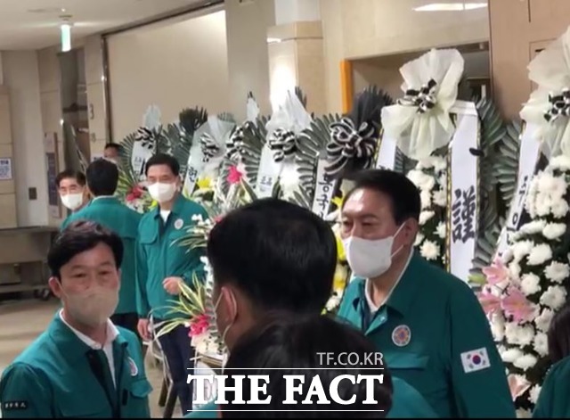 빈소를 찾은 윤석열 대통령이 유족들에게 위로의 말을 전했다./포항=안병철 기자