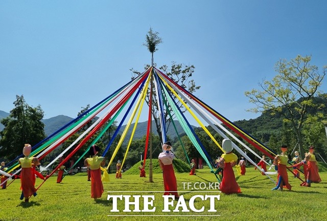 하동군 악양면 평사리 황금들판에 옛 추억을 되살리는 다양한 허수아비가 나타났다./하동군 제공