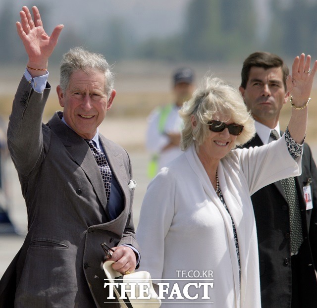 엘리자베스 영국 여왕이 지난 8일 서거하면서 찰스 3세 왕세자가 왕위를 자동 승계했다. 불륜 관계로 알려진 그의 두 번째 아내 카밀라가 왕비 호칭을 받을 수 있을지에 대해 전 세계의 관심이 쏠린다. 지난 2009년 칠레에 방문한 찰스 왕세자(왼쪽)와 부인 카밀라. /뉴시스