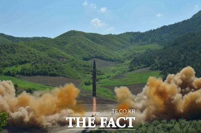 북한의 대륙간탄도미사일(ICBM)인 화성-14가 발사되고 있다./조선중앙통신