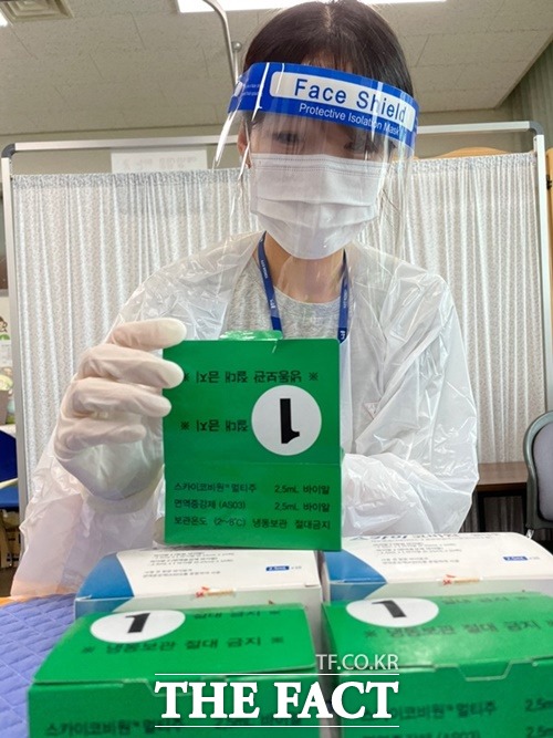 처인구보건소 관계자가 국산 코로나 백신인 스카이코비원 백신을 확인하고 있는 모습,/용인특례시 제공