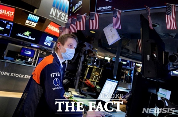 제롬 파월 연방준비제도(Fed) 의장의 인플레이션 억제 지속 의지 발언에도 뉴욕증시의 3대 지수는 상승 마감했다. 뉴욕증권거래소 직원이 마스크를 쓴 채 전광관을 응시하고 있다. /뉴시스
