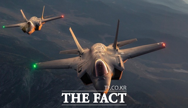 F-35 스텔스 전투기 2대가 편대비행을 하고 있다.미국 국방부가 엔진에 중국산 합금이 들어간 F-35 스텔스 전구기 인수를 중단했다. /록히드마틴