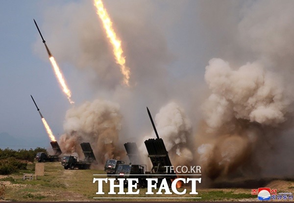 북한군이 대구경 방사포를 발사하고 있다.러시아는 북한산 포탄과 로켓 수백만 발을 구매할 것으로 알려졌다./조선중앙통신
