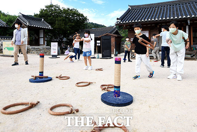 추석인 10일 오전 서울 중구 남산골 한옥마을을 찾은 어린이들이 민속놀이를 즐기고 있다. /이선화 기자