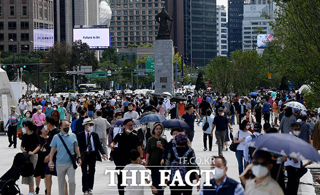 추석인 10일 오후 서울 광화문광장을 찾은 시민들이 새롭게 바뀐 광화문 광장을 구경하며 즐거운 시간을 보내고 있다. /이선화 기자