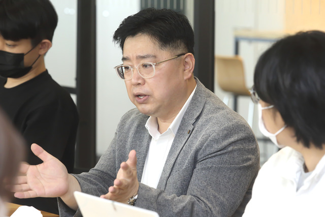 채욱 KT ESG 운영팀장이 IT서포터즈의 의의와 주요 활동에 대해 소개하고 있다. /KT 제공