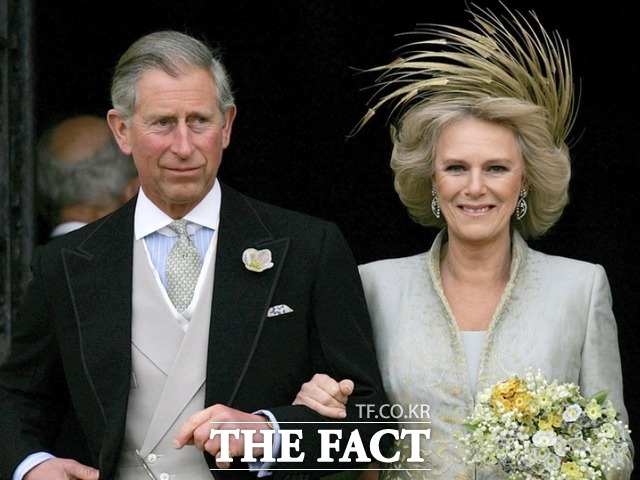 찰스 3세 영국 국왕은 전날 스코틀랜드 밸모럴성에서 여왕의 곁을 지킨 뒤 이날 오전 카밀라 왕비와 함께 런던으로 이동했다. 국왕으로 공식 선포는 10일 오전 10시 세인트 제임스 궁에서 공식적으로 이뤄진다. 사진은 2005년 4월 9일 당시 찰스 왕세자와 카밀라 콘월 공작부인의 결혼식 모습. /런던=AP.뉴시스