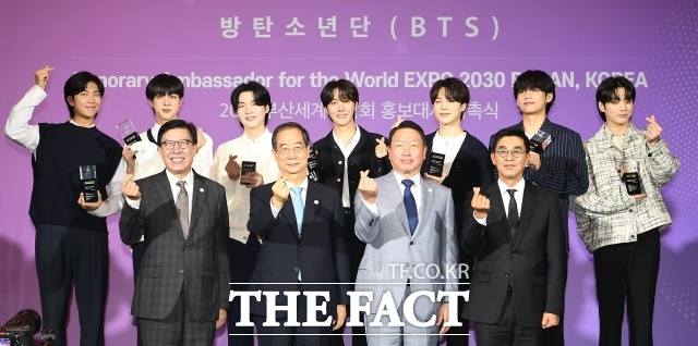 BTS가 대체복무를 하게 되면 국위선양과 문화 발전에 보다 많은 기여를 할 것으로 생각하는지 묻는 질문에는 전체의 79.4%가 기여할 것이라고 답했다. 사진은 BTS가 지난 7월 서울 용산구 하이브엔터테인먼트에서 열린 2030 부산세계박람회 홍보대사 위촉식 당시 정부 및 관계들과 기념촬영을 하고 있다. /이동률 기자