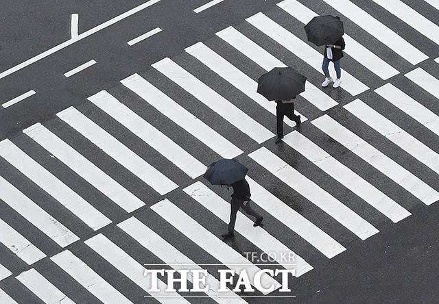 추석 연휴가 끝난 첫날인 13일은 전국이 대체로 흐리고 곳곳에 비가 내리겠다./이동률 기자