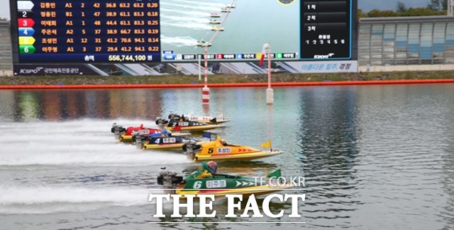 2019년 스포츠경향배 대상경정 결승전에서 선수들이 경주 출발을 하고 있다./경주사업총괄본부 제공