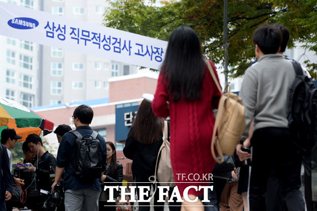 삼성은 국내 5대 그룹 가운데 유일하게 대졸 공개 채용 제도를 유지하고 있다. 사진은 지난 2016년 하반기 삼성직무적성검사(GSAT)가 실시된 서울 강남 단대부속고등학교에 응시생들이 들어가고 있는 모습. /남용희 기자