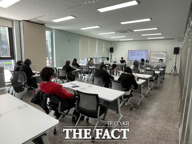 천안시청소년상담복지센터 꿈드림의 학교밖 청소년 대상 수업 모습. / 천안시 제공