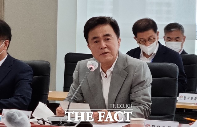 김태흠 충남도지사가 13일 도청 중회의실에서 열린 실국원장 회의에서 모두 발언을 하고 있다. / 내포 = 최현구 기자