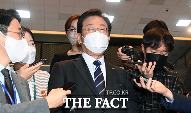 이재명(가운데) 더불어민주당 대표가 7일 서울 여의도 국회에서 열린 본회의를 마친 후 이동하고 있다. /국회=이새롬 기자