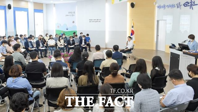 순천시는 오는 19일부터 노관규 시장 취임 후 첫 현장의 목소리를 듣고 소통하는 시민과의 대화를 갖는다. 사진은 노 시장이 농업기술센터를 찾아 공무원들과 소통하는 장면. /더팩트DB