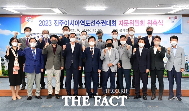 내년 5월 개최되는 2023 진주아시아역도선수권대회의 성공적 개최를 위한 자문위원회 위촉식 후 기념 촬영을 하고 있다./진주시 제공