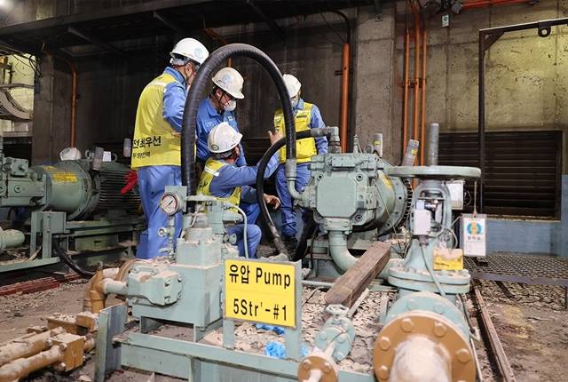 포스코 광양제철소 협력사 두양전력 직원들이 물에 잠겼던 연주공장 유압 펌프를 수리하고 있다. /포스코 제공