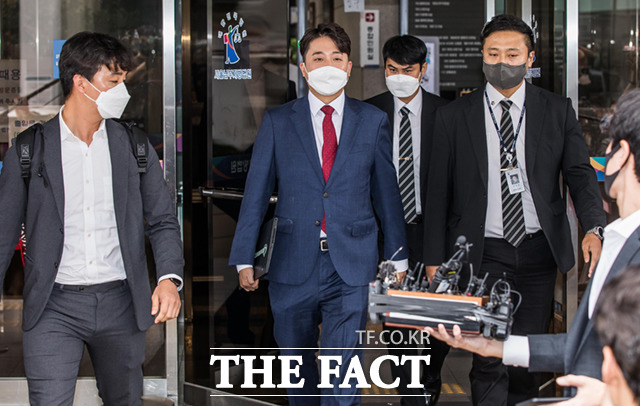 이준석 국민의힘 전 대표가 14일 오후 서울 양천구 서울남부지방법원에서 당 비상대책위원회 효력을 정지해달라며 낸 가처분 신청 사건의 심문을 마친 뒤 법원을 떠나고 있다. /국회사진취재단