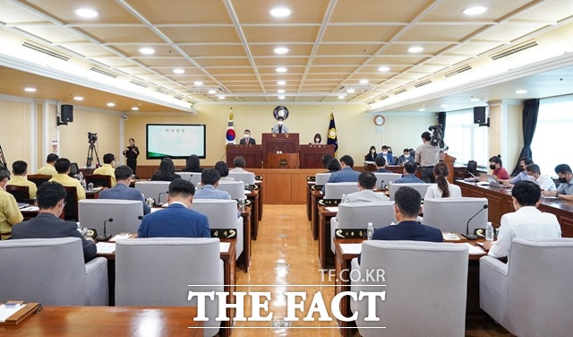 아산시의회 시의원의 절반 가량이 겸직을 하고 있는 것으로 나타났다. 아산시의회 모습. / 더팩트DB