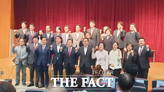 14일 대전 동구청 대회의실에서 열린 도심융합특구 특별법 제정을 위한 주민설명회 참석자들이 기념쵤영을 하고 있다. / 대전=최영규 기자