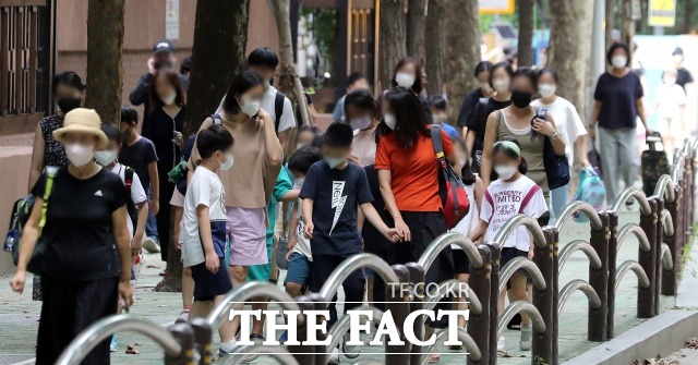 전국 초·중·고교에 설치된 냉·난방기 36%가 교체주기를 넘긴 것으로 나타났다. 사진은 서울 한 초등학교에서 수업을 마친 학생들과 보호자들이 하교하고 있다./뉴시스