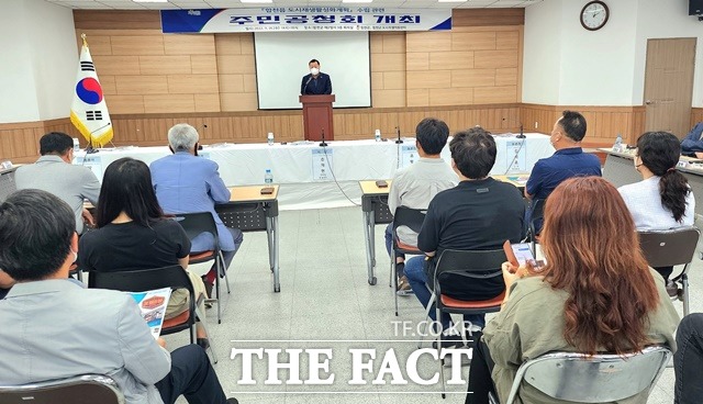 ‘합천읍 도시재생활성화계획 주민공청회’가 14일 합천군청 회의실에서 김윤철 합천군수 등 관계자 50여 명이 참석한 가운데 열리고 있다./합천군 제공