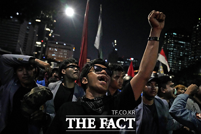 13일(현지시간) 인도네시아의 수도 자카르타에서 시민들이 휘발류값 상승 및 물가 폭등 항의 시위를 하고 있다. /자카르타=AP.뉴시스