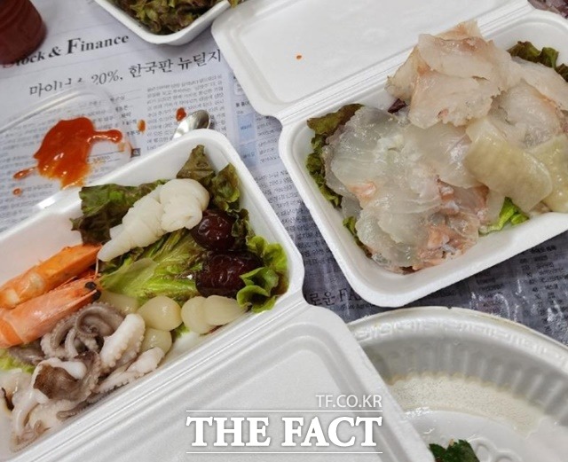 14일 인터넷 커뮤니티 보배드림 게시판에는 월미도 스페셜 회 소자 9만원 포장 후기라는 제목의 글이 올라와 있다. /인터넷 커뮤니티 캡처